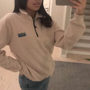 Fleece - Super mysig fleece från junkyard. Har inte använt typ alls så väljer att sälja den istället💕 Den är absolut inte liten i storleken så jag som oftast har S kan ha denna i XS utan att den sitter tajt☺️ ord. Pris är 499
