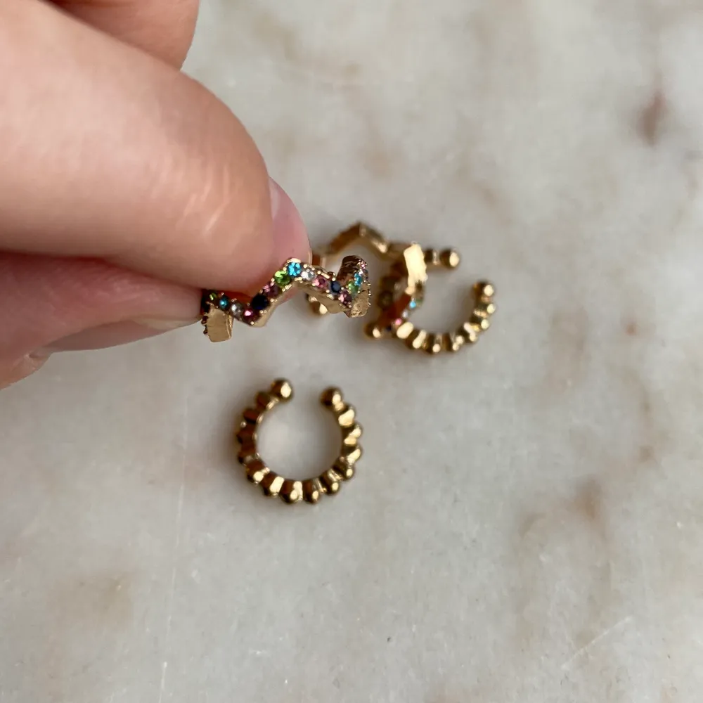 Säljer dessa fyra earcuffs, aldrig använda. Sitter bra på och ramlar inte av. 60 kronor inklusive frakt🤍. Accessoarer.