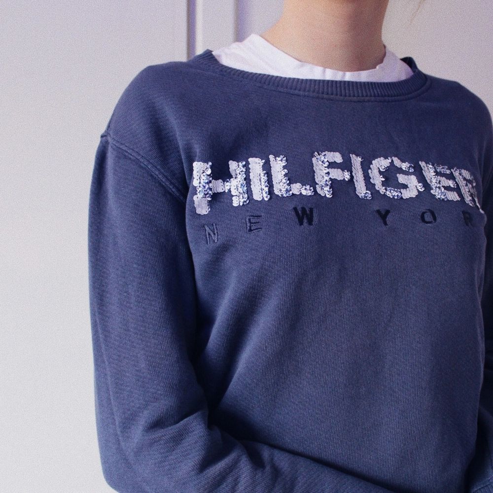 Snygg marinblå sweatshirt från Tommy Hilfiger i mycket bra skick och nästintill oanvänd. Nypris: 999 kr. Tröjor & Koftor.
