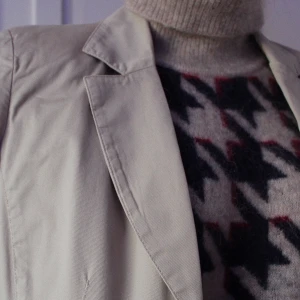 Kavaj Armani - Snygg sandfärgad kavaj från Armani. Oversized passform. I väldigt fint skick. Nypris: 1000 kr