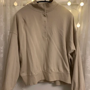 Sweatshirt med knappar - Hej, säljer denna jättesnygga beige/gråa/bruna sweatshirten med knappar från weekday! Köpte den förra året och den har bara användts ett fåtal gånger! Köpte den för 300-400kr. Köparen står för frakt ❤️