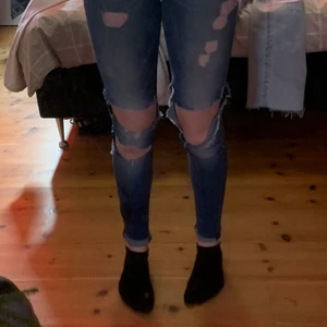 Jeans  - Säljer dessa jeans från bik bok tror jag. Det är hål i dem, på sista bilden ser ni att det är ett hål brevid fickan. Det är bara att höra av sig om ni undrar nått. 