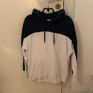 Tvåfärgad hoodie - Skön oversized hoodie som är indelad i mörkgrön och vit färg. Fint skick💕Fraktar helst pga corona men kan mötas upp i Nacka! Köparen står för frakten<3 Pris går att diskutera 