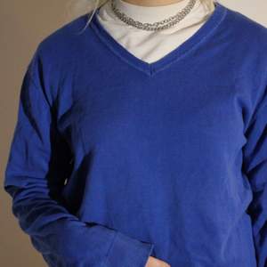 Blå V-ringad tröja, passar för både tjejer och killad:))