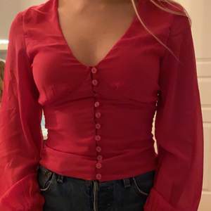 En skit snygg rosa tröja i storlek 34. Oanvänd och säljer pågrund att den tyvörr var för liten för mig. Frakten ingår i priset 