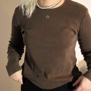 Brun långärmad tröja med liten detalj:)