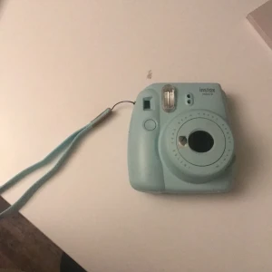 Polerid camera - Helt fungerande polarid camera i färgen pastel blå. Ex på hur bilderna ser ut, bilderna köpa i affären för bara 99 kr. Alltså kommer de nt på köpet! Bud i kommentarerna! Jag bjuder på frakten!