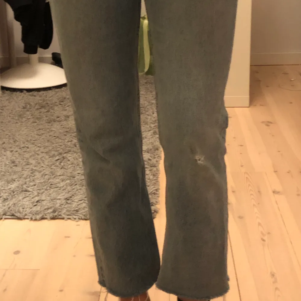 Zara TRF jeans i strl 34. Har en liten slitning på ena knät men inget som syns sådär jättemycket. Snygga i passformen med slitningar nertill. Frakt ingår ej.. Jeans & Byxor.