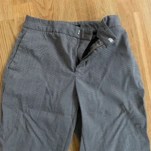 Bruna kostymbyxor - Bruna kostymbyxor från zara! Se sista bilden för att se den riktiga färgen, den ser kallare ut på de två första bilderna! Pm för bild på!