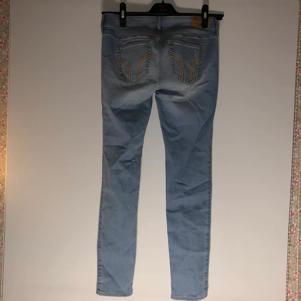 Blåa super skinnet jenas jeans från Hollister. Storlek 27/28. Aldrig använda. Kunden står för frakten💗. Jeans & Byxor.