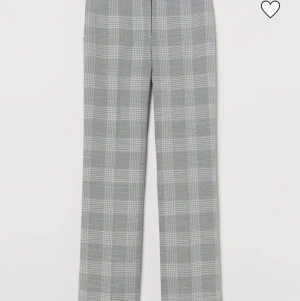 Rutiga byxor från H&M  - Rutiga byxor från H&M, använda Max 2 gånger. De är uppsprätta för att bli längre, är till ankeln till mig som är 174cm. Det är dock inte en söndrig söm, se sista bilden. 