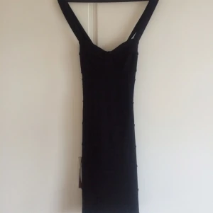 - Svart, snygg, figurformande klänning från Asos. Korsade axelband i ryggen (vilket inte syns så tydligt!) och hjärtformad vid bysten. Aldrig använd. Hör av dig om du har några frågor 😊 
(kan ev gå med på att skicka en bild hur den ser ut på även om jag inte passar i den så bra längre 😉)