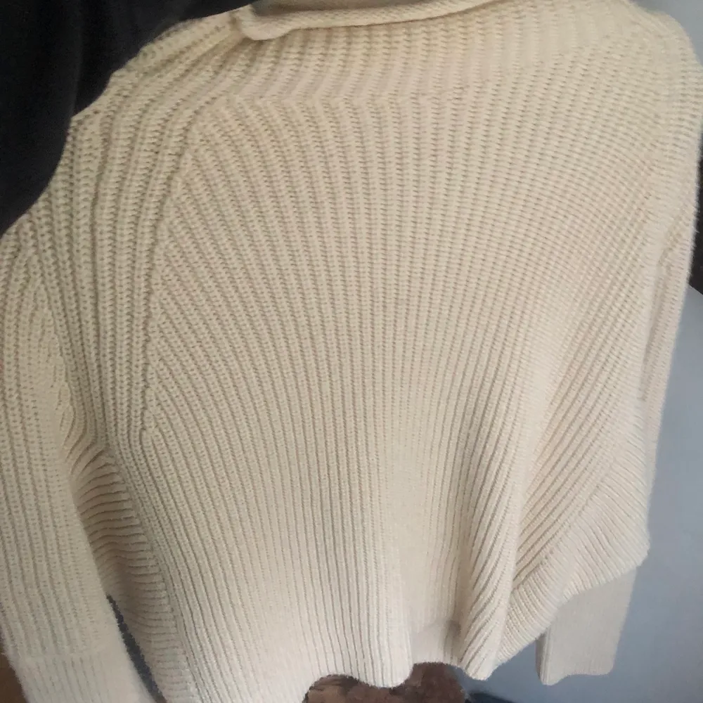 Sjukt snygg stickad tröja från zara💖 strl m men skulle säga att den är som en s!. Stickat.