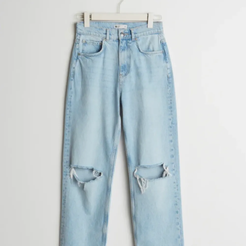 Hej, säljer mina supersnygga jeans från gina!! Köpte dom i somras för 599kr och dom är sparsamt använda. Har dock inte så stor användning för dom längre därför säljer jag dom, köparen står för frakt 🥰 skriv om ni vill ha mer bilder på jeansen! ☺️. Jeans & Byxor.