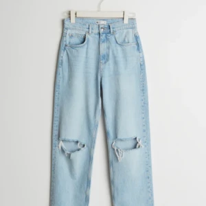 90s high waist jeans - Hej, säljer mina supersnygga jeans från gina!! Köpte dom i somras för 599kr och dom är sparsamt använda. Har dock inte så stor användning för dom längre därför säljer jag dom, köparen står för frakt 🥰 skriv om ni vill ha mer bilder på jeansen! ☺️