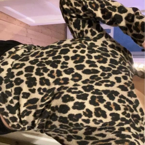 Leopard tröja - Skön långärmad tröja, inga hål eller ut stickade trådar. Köparen står för frakt 🚚❤️