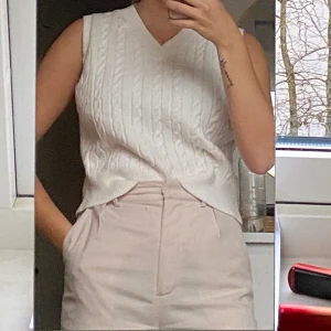 Vit väst storlek s - Oanvänd vit stickad väst som jag tyvärr ej fått användning för. Som en storlek S men inte jättemycket oversized. Jätteskön och fint material! 