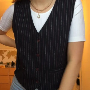 Randig väst - En stilren väst med lowkey ränder. Köparen står för frakten, men kan också mötas upp i Lund och Malmö💞🥰🥳❤️😚