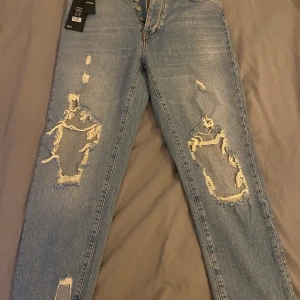 Slitna Jeans, Storlek M - Aldrig använda jeans från Bik Bok. Prislapp finns kvar! Storlek M men mer som S. Ej stretchiga. GRATIS FRAKT 