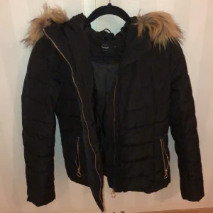 Vinterjacka från only  - Vinterjacka från only, dunjacka med luva. Använd enstaka gånger. Fint skick.