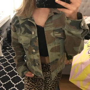 Jeans Jacka - Militärmönstrad jeans jacka från Gina, köpt för ett tag sen men inte fått så mycket användning av den. Passar perfekt till våren!!!💛 