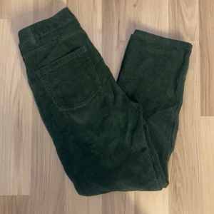 Gröna manchesterbyxor i strl 34  - Ett par superfina högmidjade gröna manchesterbyxor som är i bra skick