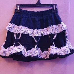 Puffig kjol med spets - Puffig svart kjol med spets. One size men har resår i midjan så passar de flesta (även mig som är plus size). Dock rätt kort. Välanvänd men i bra skick. Pris kan diskuteras. Skickad mot fraktkostnad