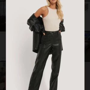 Snygga högmidjade byxor läderimitation! Oanvända!⭐️ - Byxor i Pu från NA-KD i stl 34. Byxorna är helt oanvända med lappen och plastförpackningen kvar. Säljer pga. för stora för mig tyvärr... På NA-KD kostar de 499:- ❤️