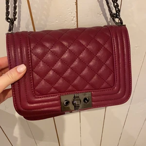 Väska - Axelbands väska som inte kommer till användning. Färgen är en blandning mellan rosa/röd