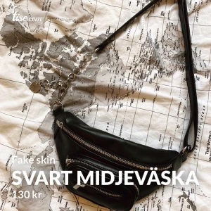 Svart midjeväska  - En svart midjeväska i fake skin som är köpt för ca 2 månader på H&M. Super fin och passar till allt:) Den har en liten detalj på ena sidan och två fack att lägga saker i. 