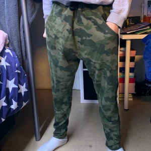 CAMO MJUKISBYXOR  - Säljer ett par camo mjukisbyxor, använt ett antal gånger, väldigt snygga och bekväma att ha på sig, perfekt för dig som behöver mjukisbyxor eller gillar camo, finns på gröna linjen, tar emot Swish & kontanter :)