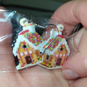 Helt nya ursöta julörhängen pepparkakshus! - Ett MÅSTE för den som älskar julen och pepparkakor! En utsökt present! Oanvända, helt nya. Ej äkta! Plast. Frakt tillkommer på 11 kr,samfraktar gärna!