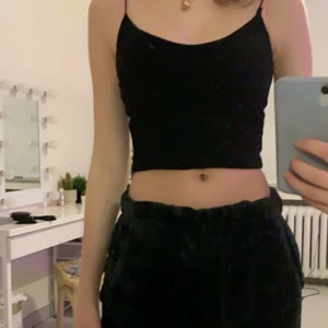 svart topp - svart topp från bershka, säljer för 40kr men frakten blir ungefär 30kr, använd 1 gång