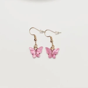 Fjärilsörhängen  - Säljer handgjorda fjärilsörhängen, finns fler färger (kolla i min profil) insta: @jewellary_co