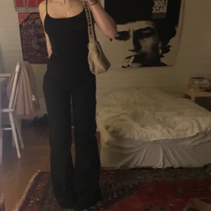 Beige axelväska - TRYCK INTE PÅ KÖP NU!! Så fin beige axelväska! Blommig detalj längs bandet och många fack. Nyskick!