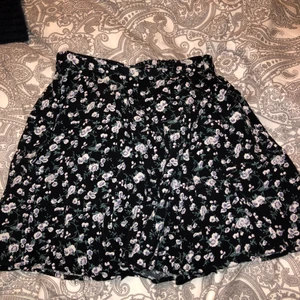 Blommig kjol - Köpte den här på Plick men tyvärr vad den förliten:( den är i fint skick