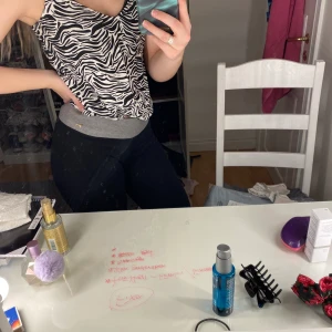 zebra linne h&m - Hej säljer mitt zebra linne från h&m st 36, väl använd förut men kommer ej till användning längre. Legat i garderoben ett långt tag. Tyget är nött på ett ställe (köparen står för frakten