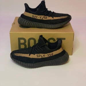 Yeezy 350 V2 cure copper black - Skick: 9/10 och storlek 43 1/3. Pris 1899kr