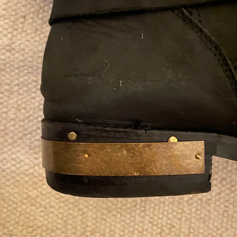 Fina boots från Jeffrey Campbell stk 40 i mjukt svart skin. Sparsamt använda med guld detaljer. Köparen står för frakten. . Skor.