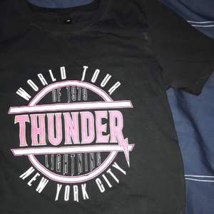 Säljer en tshirt med tryck ” thunder ”🤍⚡️ super fin men inte min still🤍 Stolek Xs , tröjan ser smutsig ut på bilden men det är den ej🤍😜  50kr + 33kr frakt🤍