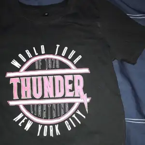 Säljer en tshirt med tryck ” thunder ”🤍⚡️ super fin men inte min still🤍 Stolek Xs , tröjan ser smutsig ut på bilden men det är den ej🤍😜  50kr + 33kr frakt🤍