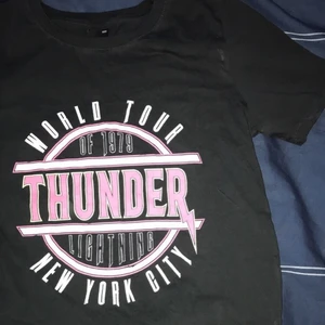 Fin tshirt ifrån Ginatricot🤍⚡️ - Säljer en tshirt med tryck ” thunder ”🤍⚡️ super fin men inte min still🤍 Stolek Xs , tröjan ser smutsig ut på bilden men det är den ej🤍😜  50kr + 33kr frakt🤍