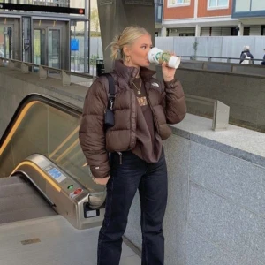 North face jacka - Populära northface jackan. Har köpt en ny jacka därför säljer jag denna. Välanvänd men de är inte synligt. Startbud 2000kr buda i kommentarerna minst10 kr