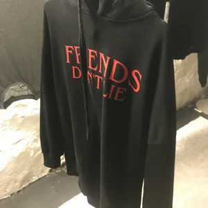 Hoodie klänning  - Köpt på bikbok är väldigt oversise skulle jag säga