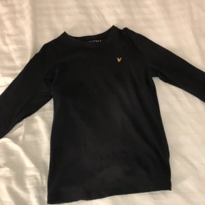 Lyle&Scott svart långärmad tröja storlek 14/15 år passform S - Gott skick endast använd fåtal gånger. Basic med en normal passform/unisex. Tvättas innan försäljning.