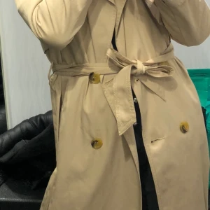 Beige trenchcoat  - Beige trenchcoat, strl S. Skriv privat för fler eller bättre bilder. 😊