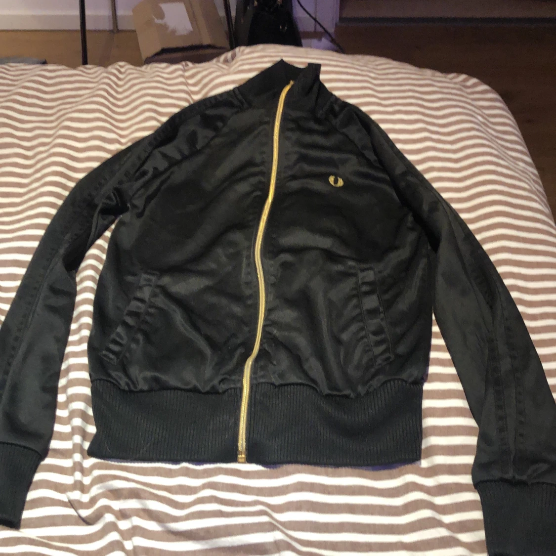 Svart Fred Perry trocktröja med dragskedja storlek 38