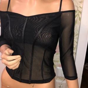 Transparent topp  - Mycket stretch. Fuskskinnsdetaljer. Frakt tillkommer alt avhämtning i Stockholm 