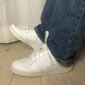 Ett par chill vita sneakers från Nike ✨ Skick 8/10 🥰
