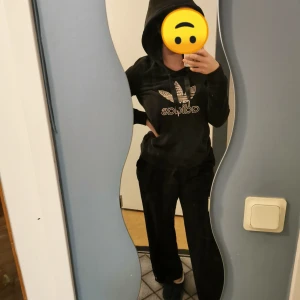 Adidas hoddie  - Adidas hoddie i storlek M💕 Adidas i mitten och tre streck i svart vid ärmarna